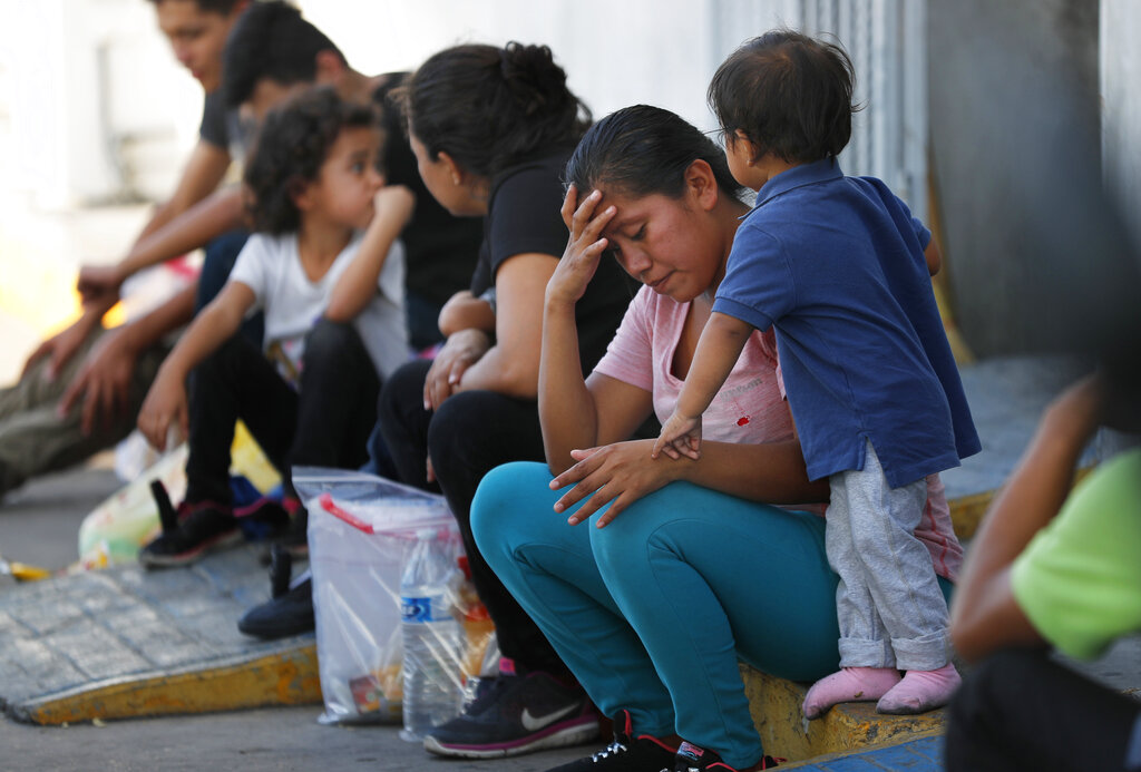 Cientos de imigrantes se han presentado en los cruces fronterizos con la esperanza de entrar a Estados Unidos. AP
