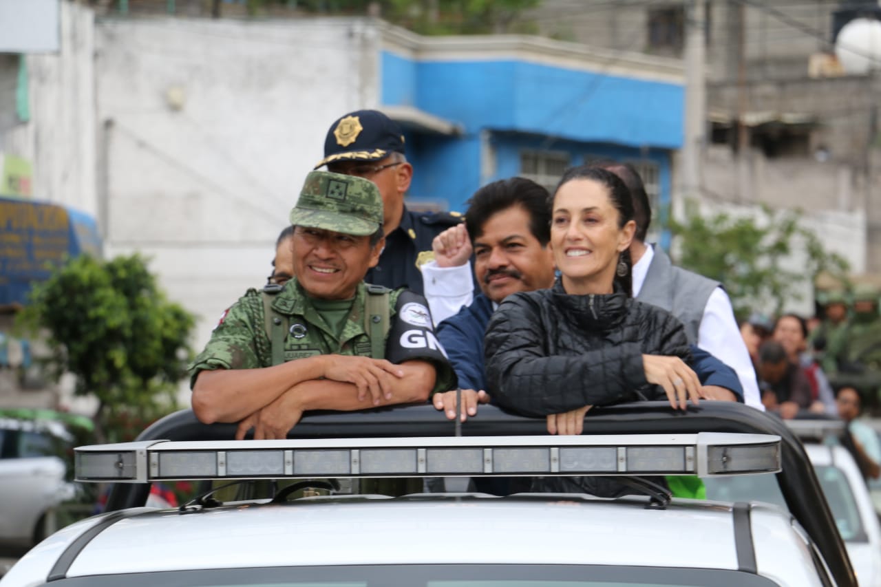 Claudia Sheinbaum y el alcalde de GAM durante el recorrido de la Guardia Nacional en la demarcación.