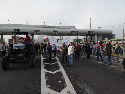 Con tractores se obstruye el paso. (Abadiel Martíenz)