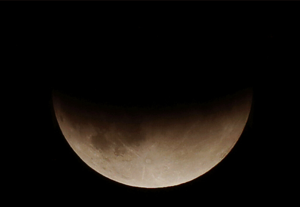 Un eclipse lunar tiene lugar cuando el Sol, la Tierra y la Luna están alineados y la luna queda en el cono de sombra producido por la Tierra. (AP Phot
