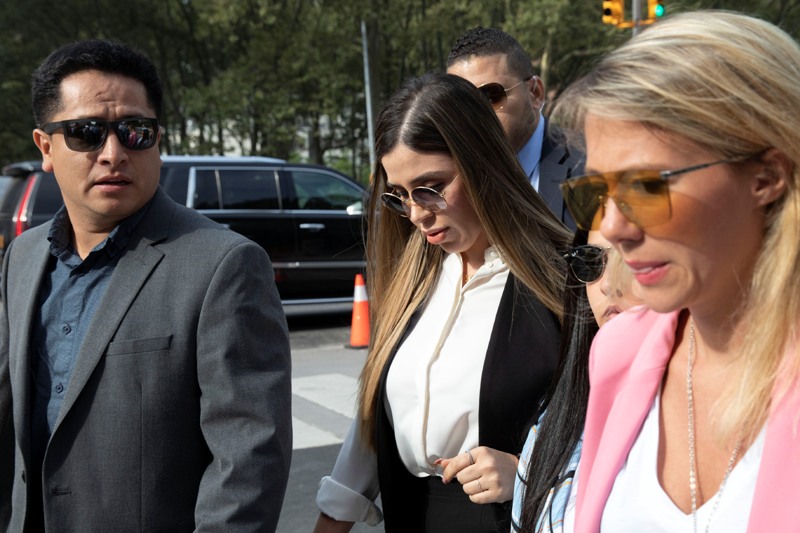 Emma Coronel Aispuro, esposa del Chapo, llega a presentar la sentencia en Brooklyn.