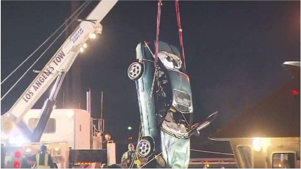 El hombre condujo su auto por un muelle hacia el océano. (Especial)