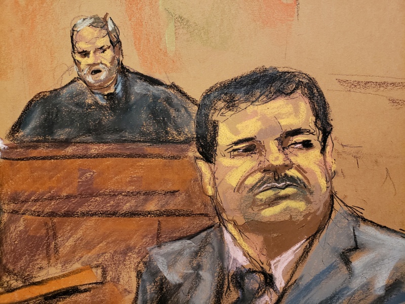 Joaquin "El Chapo" Guzman escucha sus procedimientos en la Corte.