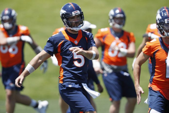 Joe Flacco en el campo de entrenamiento de los Broncos (AP)