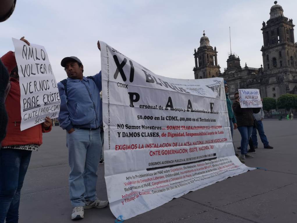 Maestros de la CNTE protestan frente al Palacio Nacional. | César Velázquez