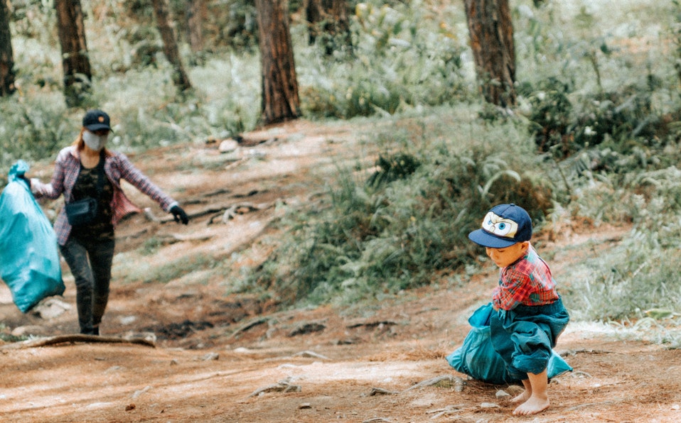 Los niños deben saber que están lidiando con problemáticas mundiales, una de ellas es el cuidado del medio ambiente. (Cortesía Pexels)