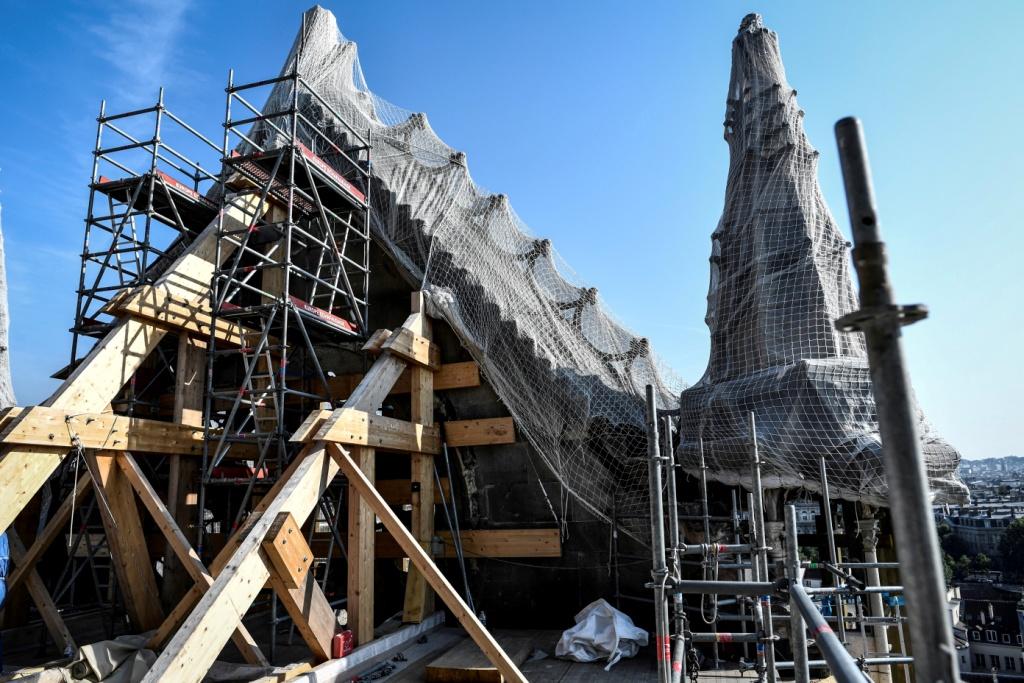 El presidente francés aseguró, horas después del incendio, que la reconstrucción de Notre Dame tardaría al menos 5 años (Reuters)