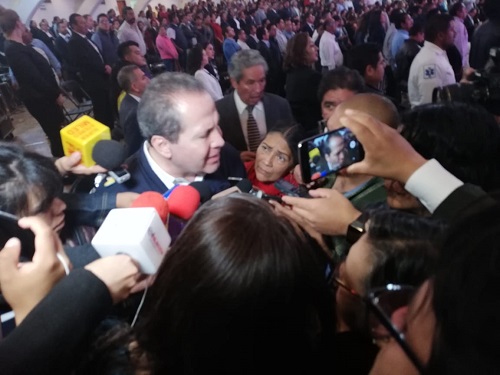 El ex gobernador acudió al informe de Higinio Martínez. (Claudia Hidalgo)