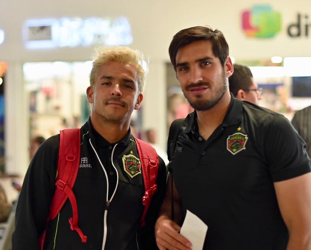 Jugadores de Bravos en el aeropuerto de c.d. Juárez. (Foto: @juarezoficial)