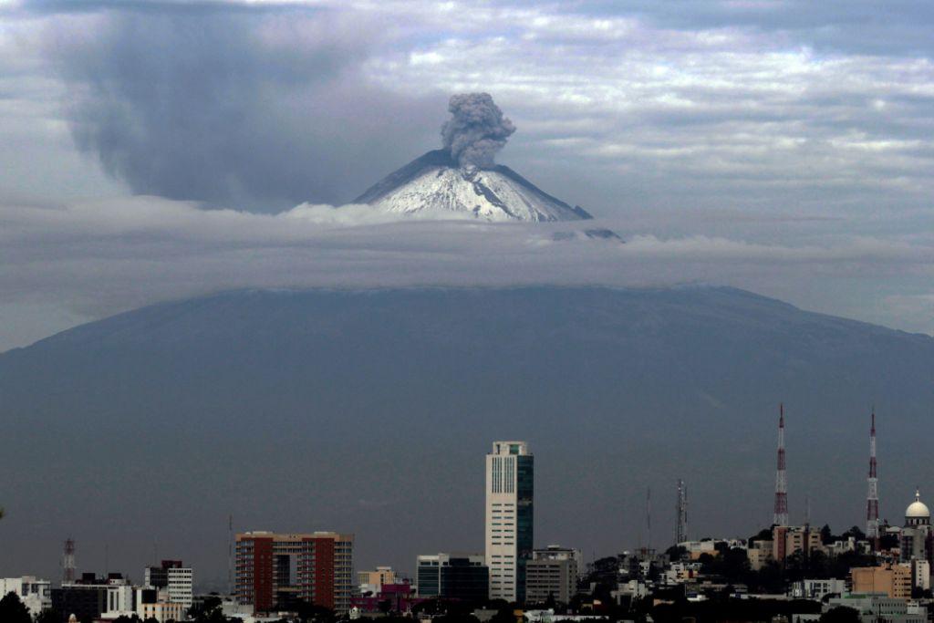 México. El volcán Popocatépetl lanza una fumarola en una tarde nublada en Puebla. (EFE)