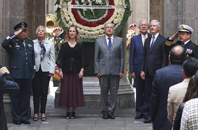 El titular de la SCT, Javier Jiménez Espriú, y el gobernador del Edomex, Alfredo del Mazo, se reunieron con AMLO en Palacio Nacional. (Twitter | @alfr