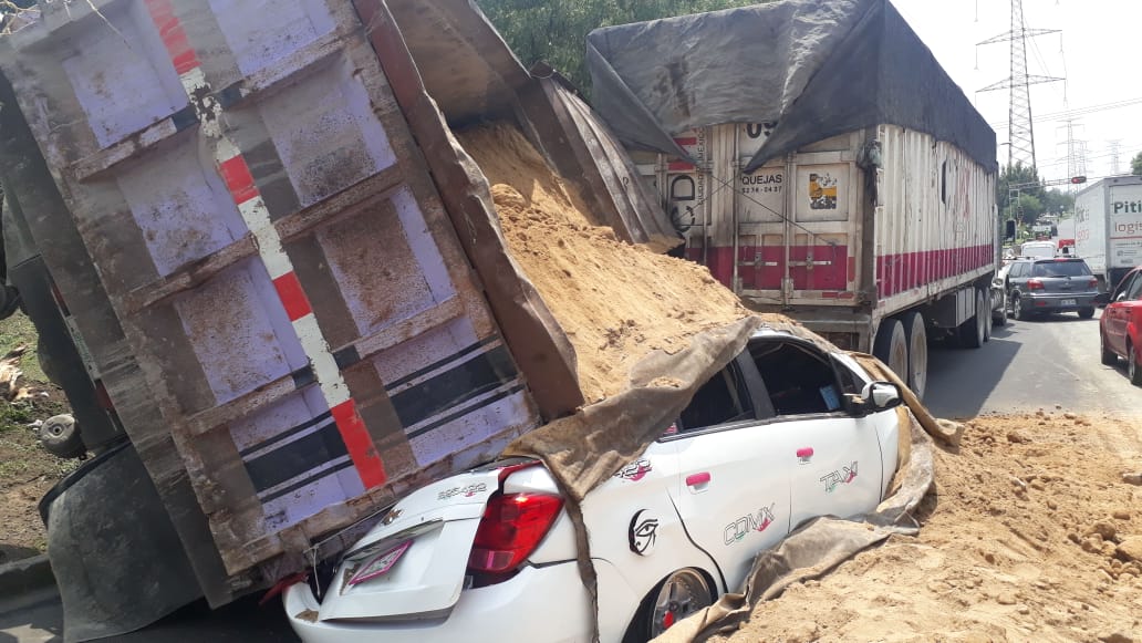El torton cayó sobre un taxi de la CdMx. (Gabriel Ortega)