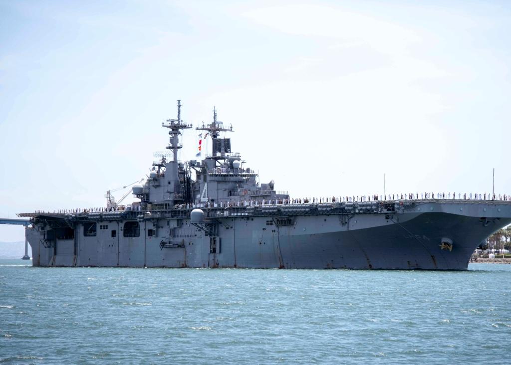 Trump informó que el buque de guerra destruyó el dron iraní como acción defensiva. | AP