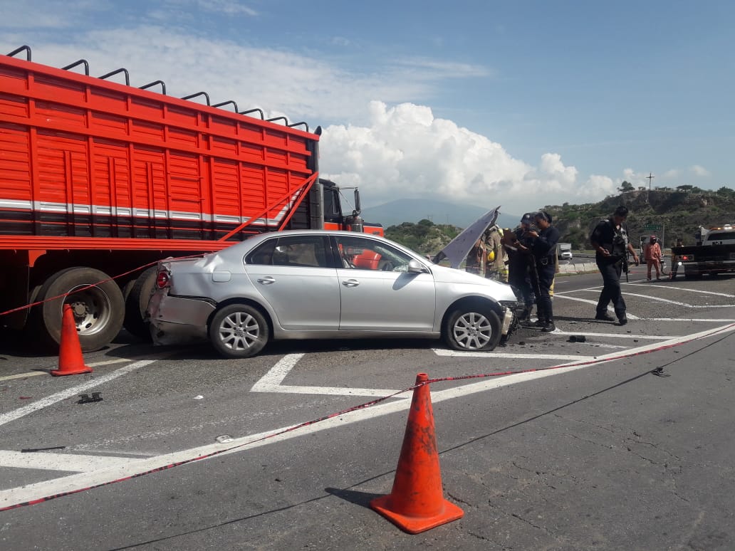 El accidente se registró en el entronque de la autopista de Guadalajara-Morelia y la carretera Salamanca. (Cortesía)