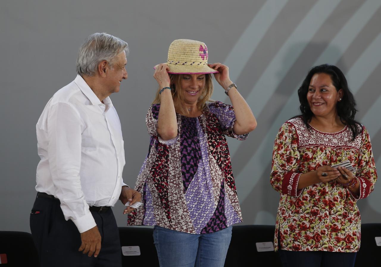 AMLO estuvo acompañado por su esposa Beatriz Gutiérrez Müeller y la secretaria del Bienestar, Luisa María Albores, durante los eventos en SLP. (Héctor