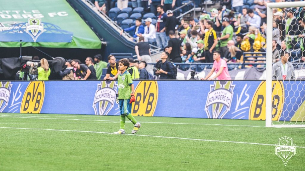 Bheem Goyal, el niño con leucemia que debutó con el Seattle Sounders (Twitter: @SoundersFC)