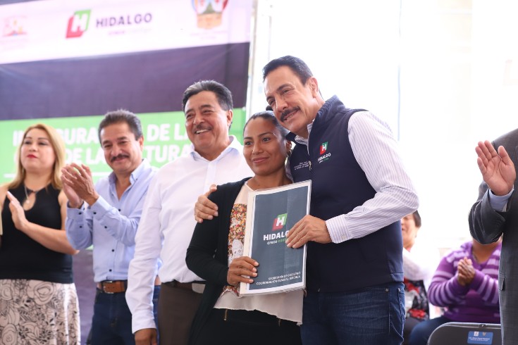 Brindan certeza jurídica y patrimonial a familias de Tezontepec. (Cortesía)