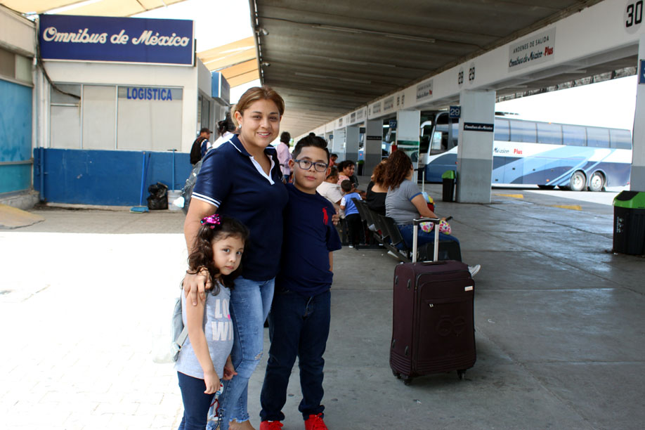 Elena Pérez vino de sorpresa con su hijo e hija a visitar a sus papás. (Lilia Ovalle)