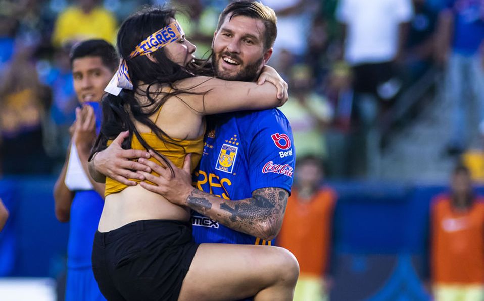 Gignac se ofrece a pagar multa ¡de la espontánea que lo besó!