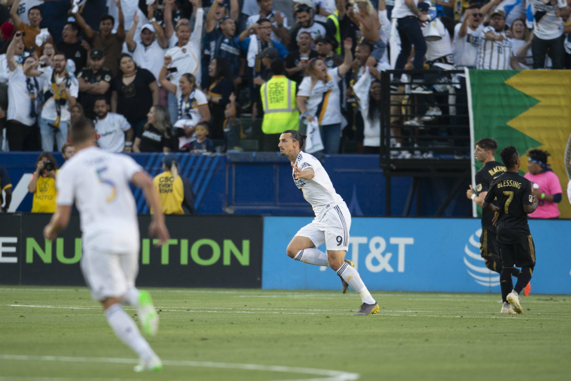 El Hachazo: El comentario final del duelo entre Carlos Vela y Zlatan Ibrahimovic (Reuters)