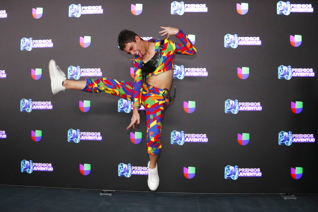 Joaquín Bondoni y su crop top causaron furor en los Premios Juventud (AP).