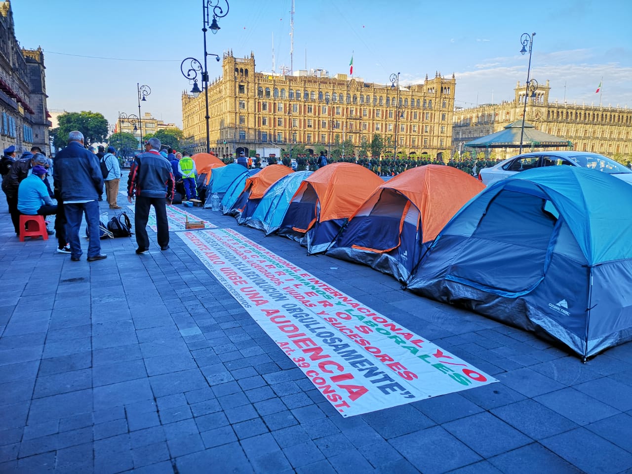 Los manifestantes montaron un plantón al exterior de Palacio Nacional.