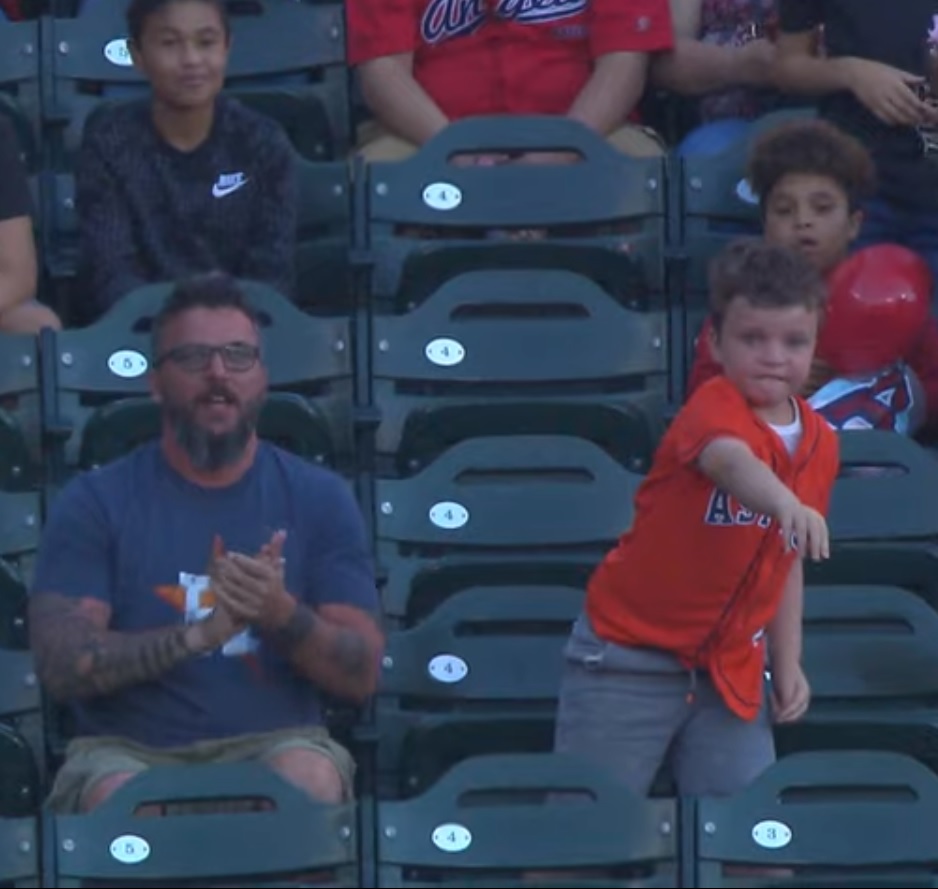 Niño regresa pelota de home run que había atrapado su padre (YouTube: MLB)