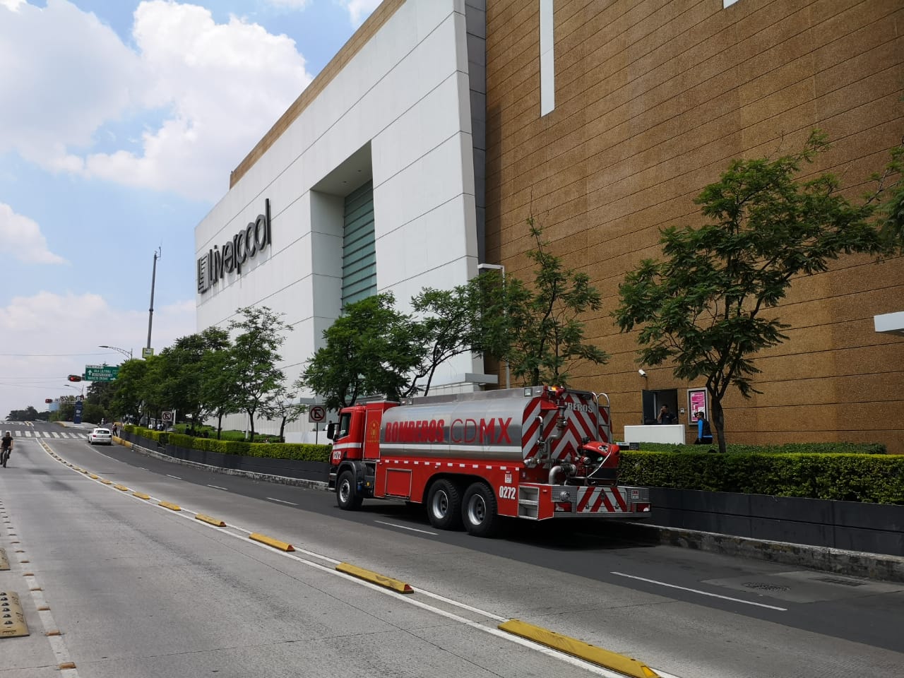 Los servicios de emergencia se movilizaron hacia el centro comercial por una fuga de gas. (Jorge Becerril)