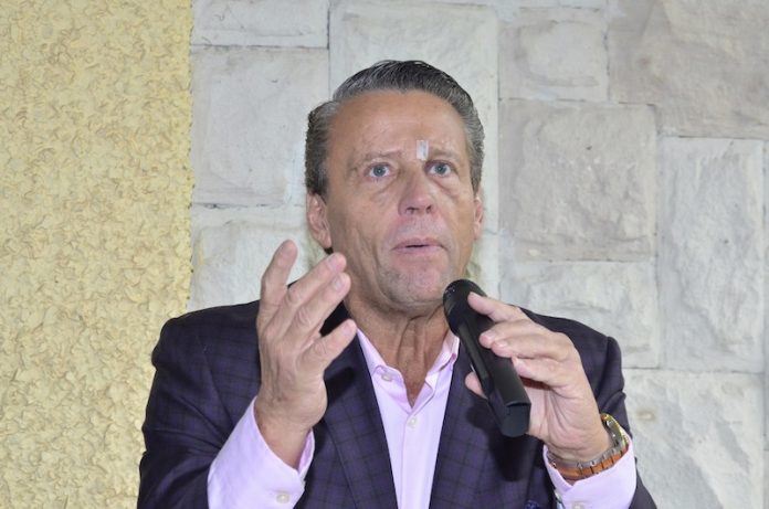 Alfredo Adame tiene una herida en la ceja provocada por Carlos Trejo (Especial).