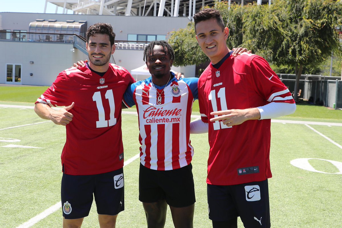 Chivas y 49ers de San Francisco intercambian playeras (Twitter @Chivas)