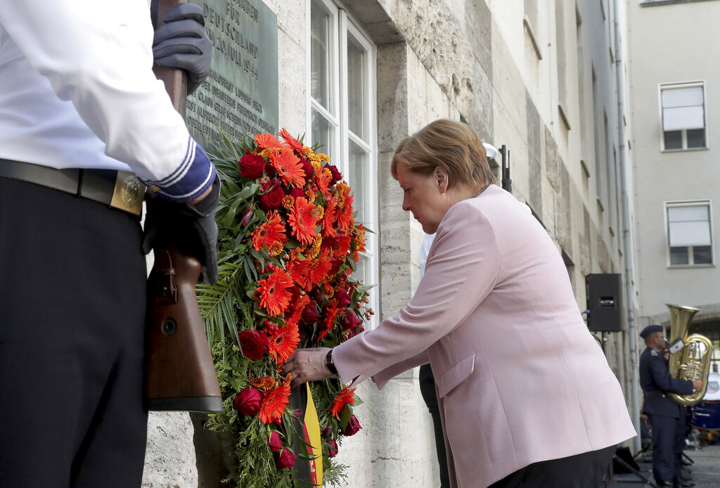 Merkel aprovechó la ocasión para rendir homenaje a todos los que se opusieron a los nazis. AP