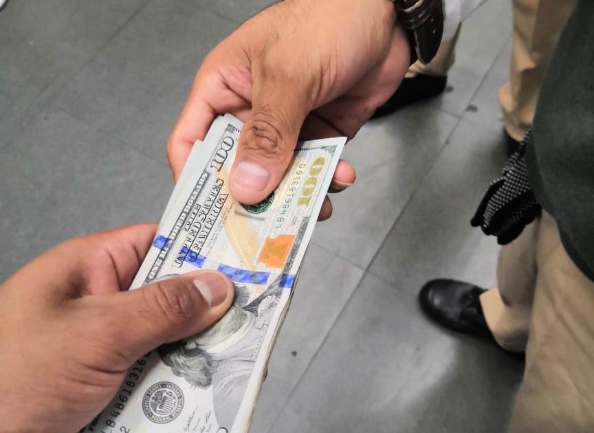 El policía halló el dinero en la puerta 8 del AICM. | Especial