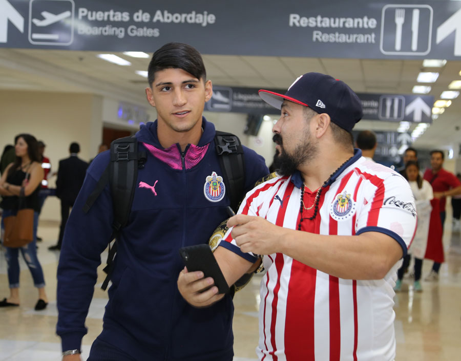 Entre los titulares que llegaron este viernes a Torreón fue Alan Pulido. (Martín Piña)