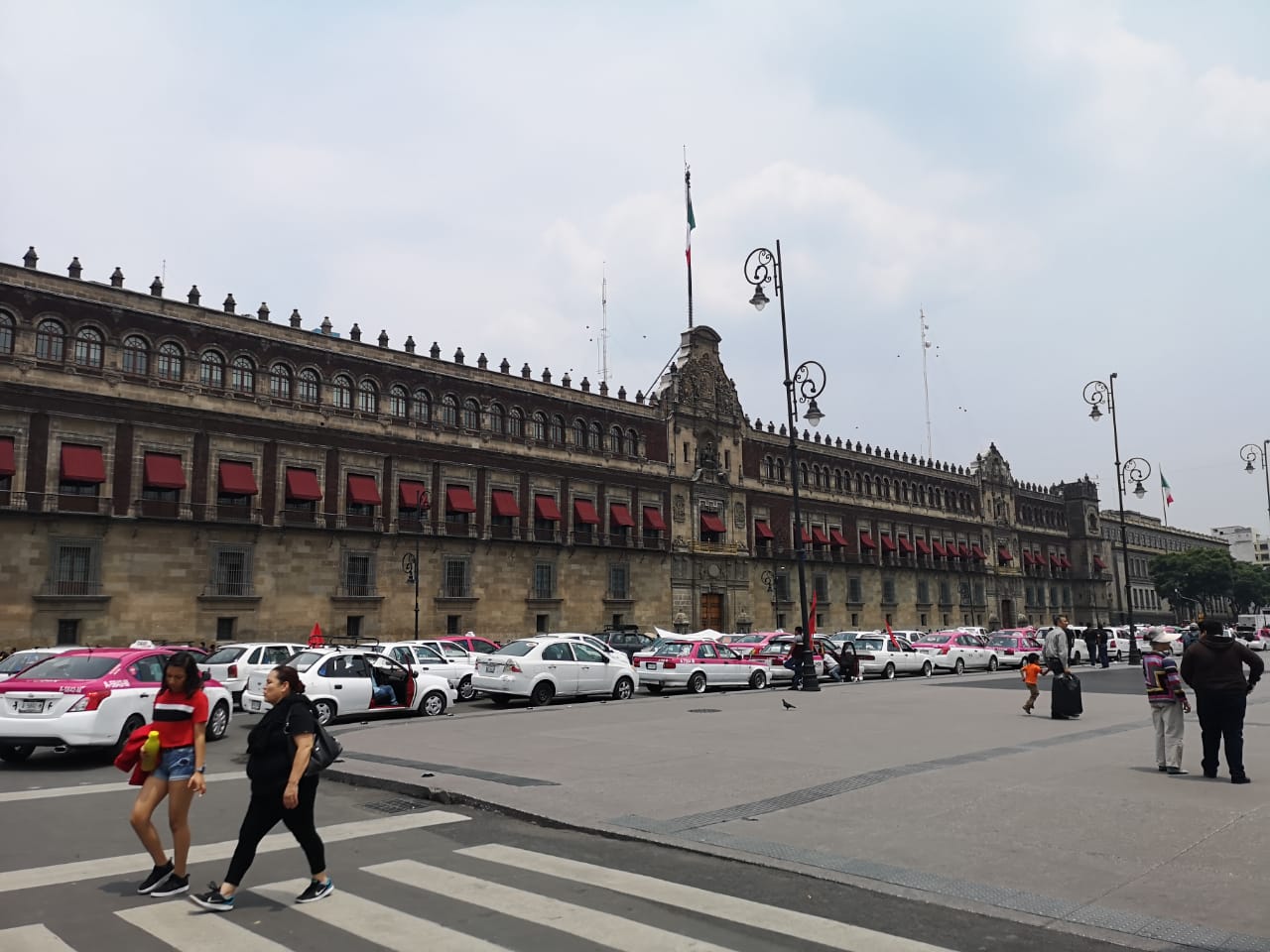 Un grupo de taxistas se manifestó en el Zócalo capitalino. (Especial)