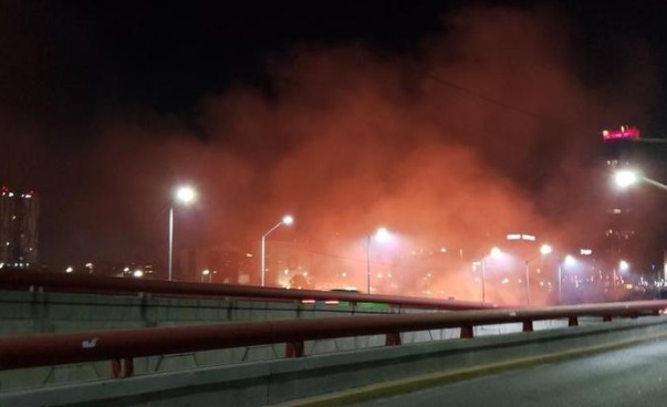 Un video muestra que el fuego está consumiendo la vegetación del río. (Especial)