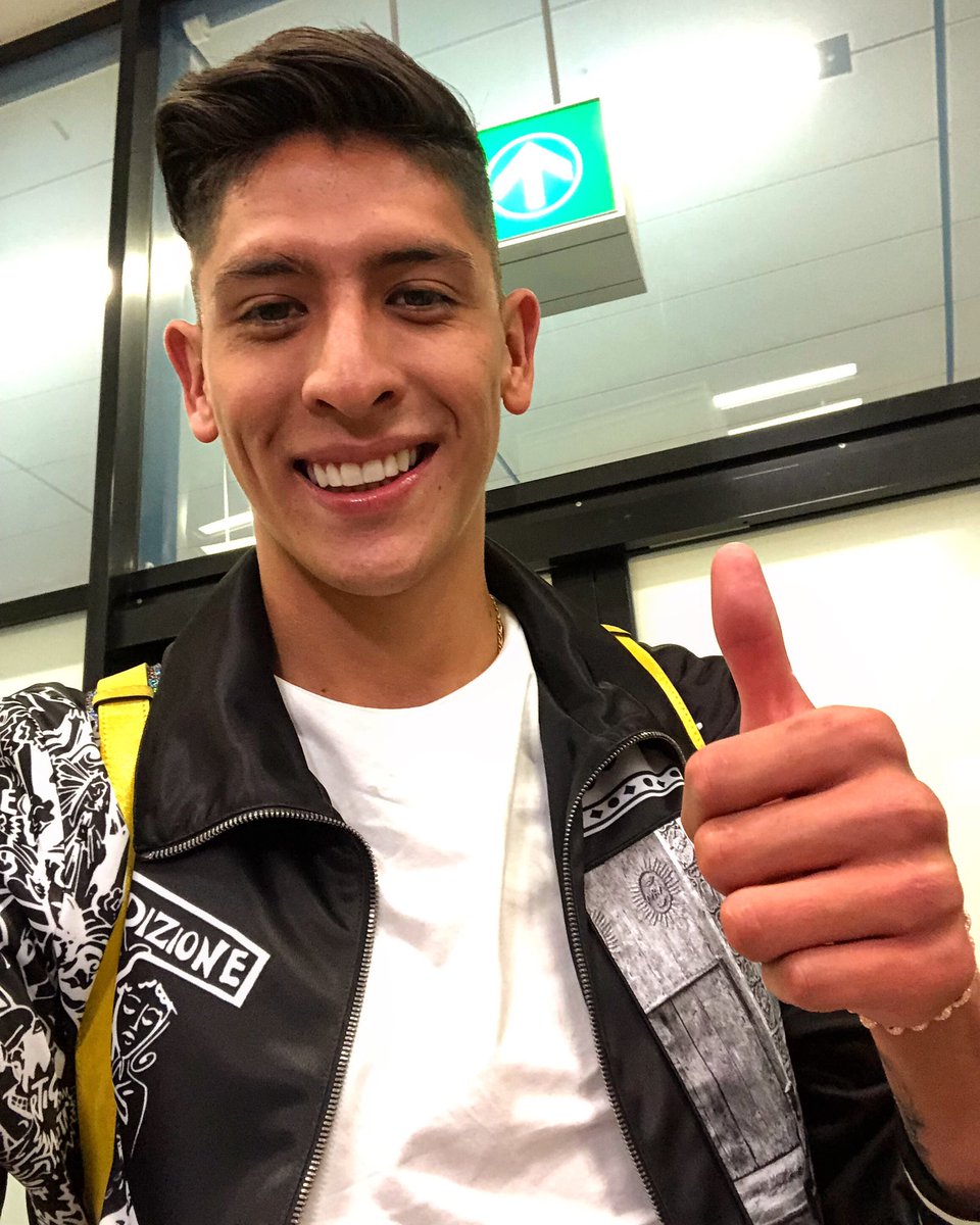 Edson Álvarez se mostró contento a su llegada a Holanda (Twitter: @AFCAjax)