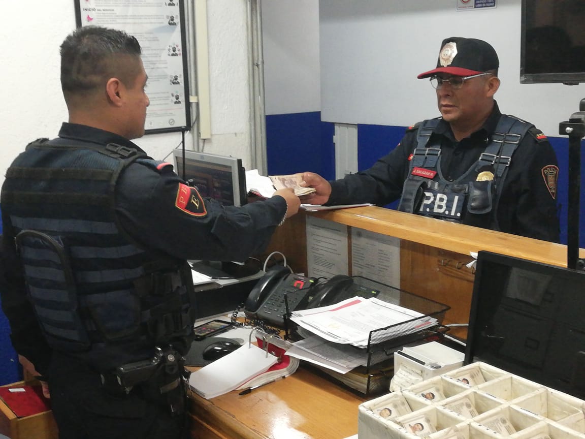 El policía entregó el dinero para que sea devuelto. (SSC)