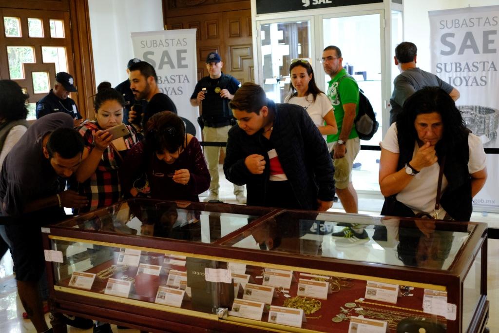 Las joyas son exhibidas previo a la subasta. (Cuartoscuro)