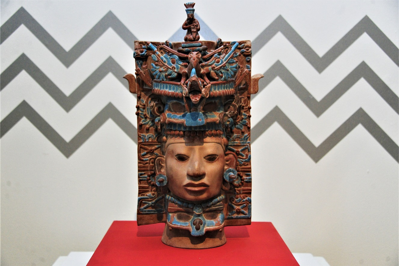 Reproducción de cilindro de Palenque, de la exposición 'Cuicuilco a 80 años del INAH' (Cortesía INAH).
