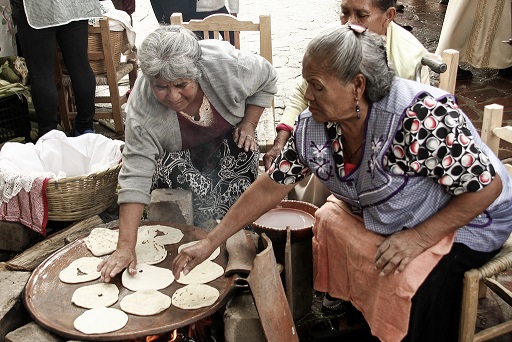 Tortillas recién hechas en festival de Santa Ana Tepetitlán. (Franco González)