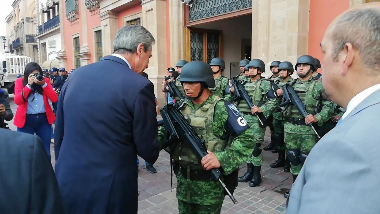 El alcalde recibe oficialmente agentes de la Guardia Nacional en León