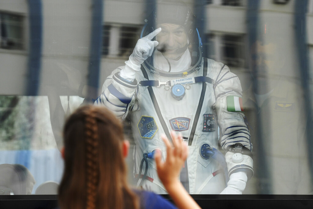 El astronauta italiano Luca Parmitano, saluda a su familia antes del lanzamiento de la nave espacial Soyuz MS-13  (AP Foto/, Pool)