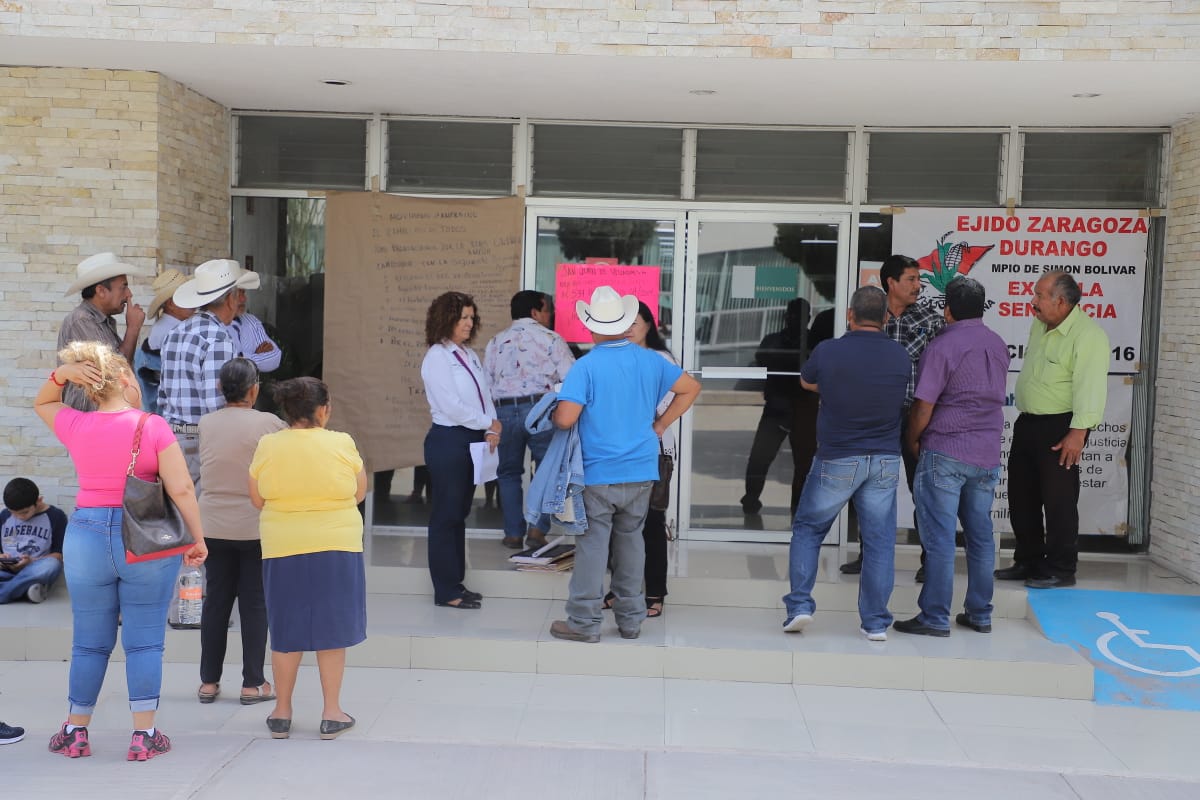 Los campesinos proceden de  Viesca, Nuevo Mieleras, San Juan de Villanueva, Ejido La Perla, el Cambio, El Milagro, por La Laguna de Coahuila. (Manuel 