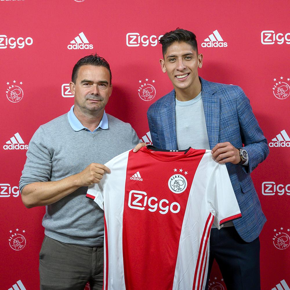 Edson Álvarez con la playera del Ajax (Twitter: @AFCAjax)