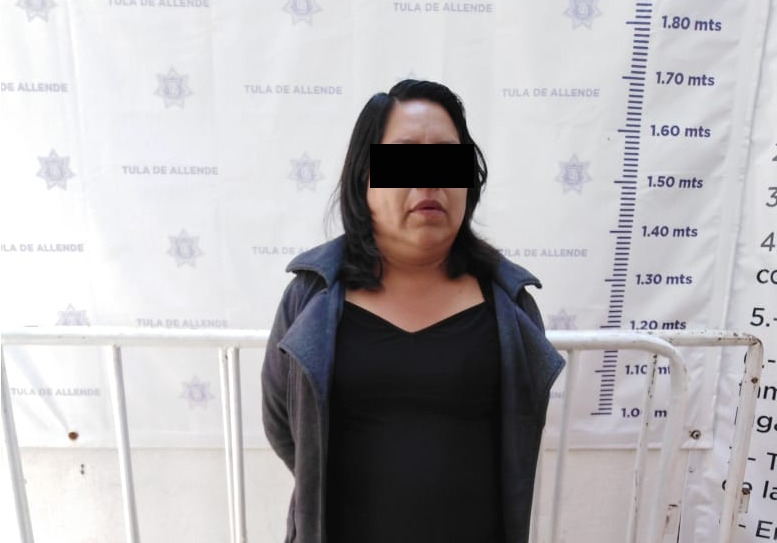 Locatarios entregaron a una mujer identificada como M. I. G. S. de 42 años de edad. (Cortesía)