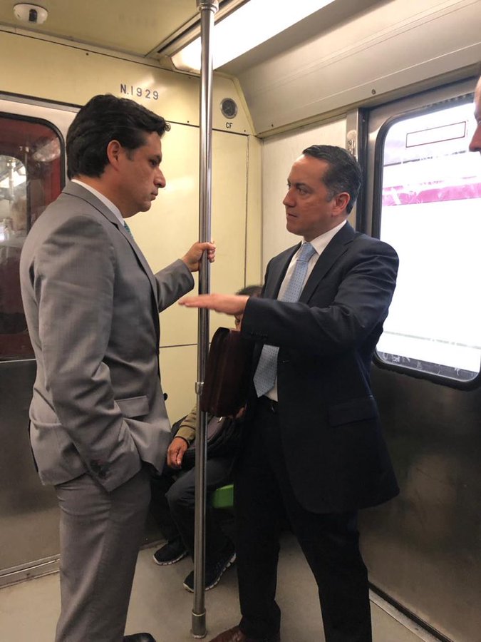 Robledo viajó en Metro de su oficina a Palacio Nacional. (Tomada de @zoerobledo)