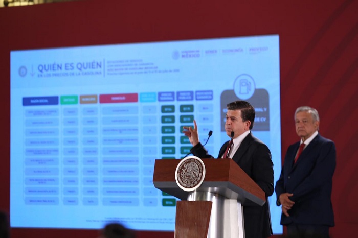 El titular de la Profeco, Ricardo Sheffield Padilla, presenta los precios de la gasolina.