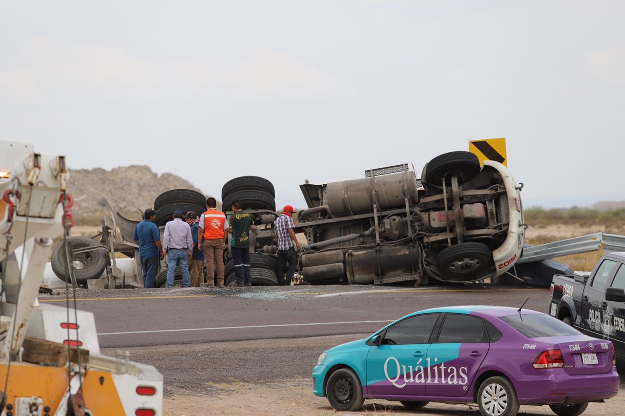 La unidad transportaba 21 mil litros del químico y mediante maniobras especiales se recuperarán para evitar riesgos. (Christian Sánchez)