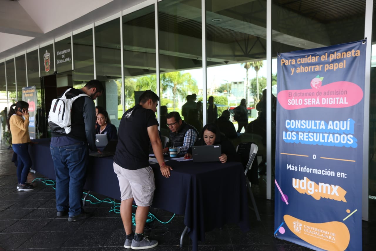 la Universidad de Guadalajara estrena la modalidad en digital y la cual será la única vía para consultar los resultados. (Fernando Carranza)