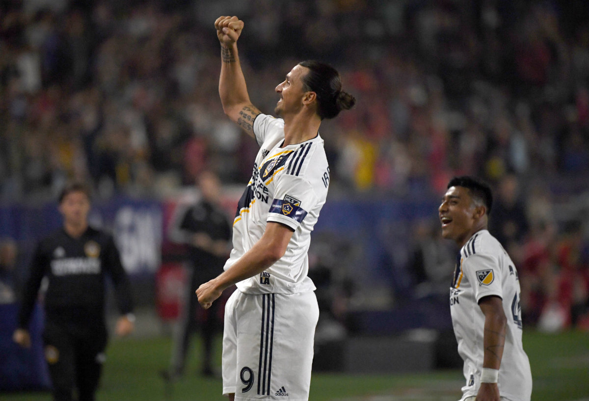 Zlatan Ibrahimovic celebrando tras marcar en el partido Galaxy vs LAFC (Reuters)